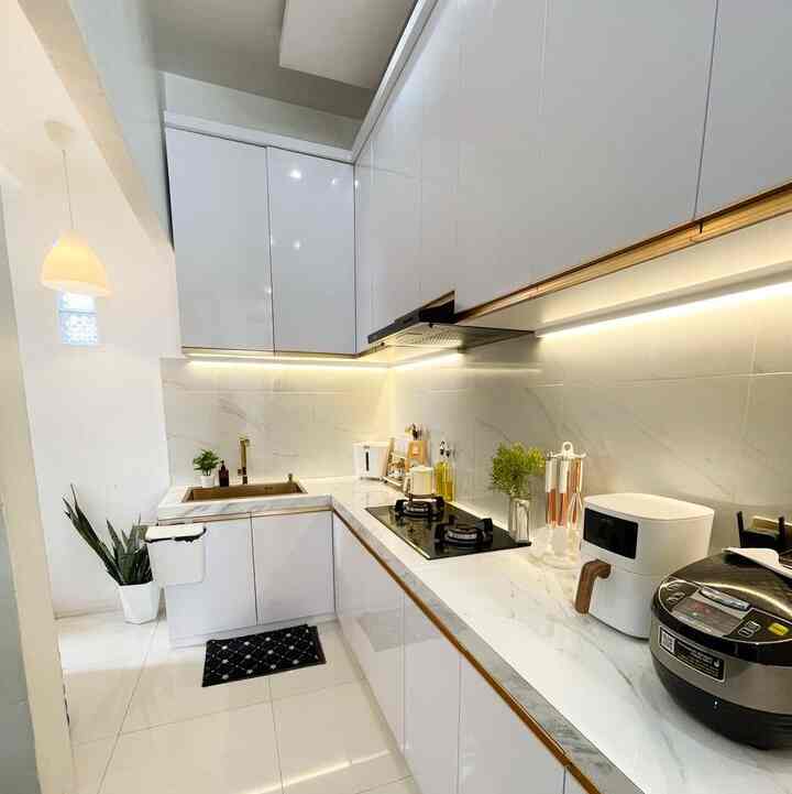 Dapur kecil, vibes besar. Putih bersih dan cahaya hangat bikin suasana makin cozy.”

Walau kecil, setiap detail dapur ini dirancang penuh pertimbangan dan rasa sayang.”


#kitchenset #kitchenselminimalis #InspirasiDapurMungil #DapurCompact #CompactKitchen #dapurmodern  #dapur #Dapurimpian