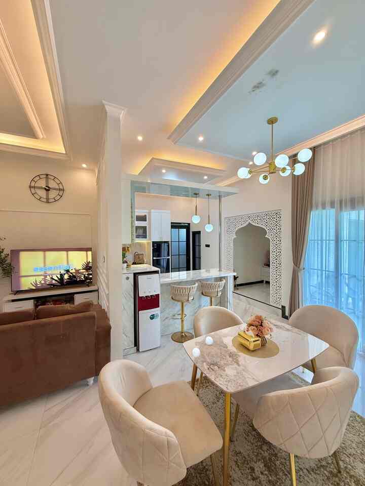 Dapur yang menyatu dengan ruang makan membuat rumah menjadi terasa luas dan lega, terus bisa ngobrol juga kalau pas lagi masak sama yang nungguin masakan matang di meja makan 🤭 Konsep dapur dan ruang makan open space menurutku sangat ideal, karna bisa memanfaatkan setiap sudut ruang tanpa membuatnya terasa sempit ✨
#KitchenSet #KitchenSetMinimalis #WarnaCatRumah  #WallpaperDinding #JamDinding #DapurOpenSpace #RumahOpenSpace #RumahTanpaSekat