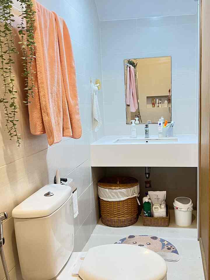 Tips kamar mandi segaris!

Slide untuk beforenya. Posisi closet dipindah ke tengah, posisi sebelumnya diganti full wastafel.

Ukuran kamar mandi bawah tangga ini 1 x 3,8. Kalau dari lebar agak sempit, tapi memanjang kaya gang senggol.
 Kamar mandi ini dibagi jadi 3 bagian. Bagian paling dalam area shower (area basah) ukuran 1x1 m, dipisahkan gorden untuk closet, dan meja wastafel disisi pojok satu lagi.
 1. Biar ga makin sempit nabrak-nabrak, penggunaan pintu geser di kamar mandi sempit itu berguna banget.
2. Sekat area basah dan kering, bisa pakai kaca atau gorden
3. Manfaatkan salah satu pojok full untuk meja wastafel. 
4. Wastafel cukup besar untuk mencuci kain-kain kecil
5. Area kolong wastafel sekalian tempat menyimpan peralatan bersih-bersih. Semua yang diperlukan jadi dekat terjangkau tangan biar ga makin males kalo mau bersih-bersih.
6. Warna terang netral biar tidak pengap dan sempit

#keramikdinding #dindingkamarmandi #warnakamarmandi #pintugeser #mejawastafel #solidsurface #kamarmandisegaris #kamarmandisempit #renovasikamarmandi #bathroommakeover #inspirasikamarmandi

