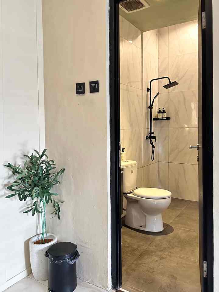 Transformasi kamar mandi di rumah kami, dengan menjebol area pemisah / divider antara shower dengan kloset, alasan nya agar lebih leluasa dan tampak lebih luas, dan yang paling mencolok adalah adanya transformasi lampu led yg menempel pada kaca bulat, membuat suasana toilet jd nyaman dan warmy.  

Tema di kamar mandi ini kami dominan menggunakan warna hitam dan putih agar terlihat industrial dan terlihat lebih spacious dan juga sengaja menggunakan granite 80x80 full dinding di area basah agar aman dr air / lembab.

Semoga menginspirasi yaa #granite #taco #closet #wastafelmini #kacabulat #graniteantislip #renovasikamarmandi #bathroommakeover #inspirasikamarmandi