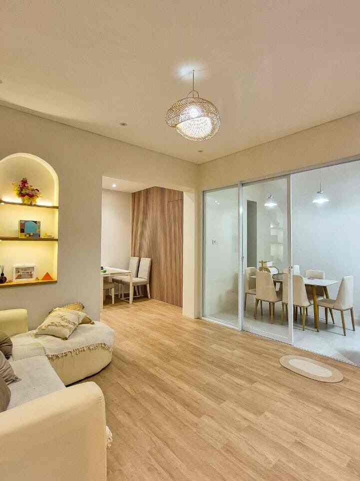 Lampu-lampu gantung di Bearylion.

Lightning di Bearylion kebanyakan memakai LED downlight dan LED strip dotless dengan teknik cove lightning, sehingga nyala lampu lebih soft. Di beberapa ruangan, kami juga memakai lampu gantung rotan sebagai aksen.

#sofacustom #sofaminimalis #sarungsofa #lampugantung #lampugantungrotan #kaplampurotan #bantalsofa #archwall #ledstrip #wallpanel #lantaivinyl #kesetestetik #inspirasiruangtamu #sofaboho #rekomendasilampu #lampurumah #nightvibe
