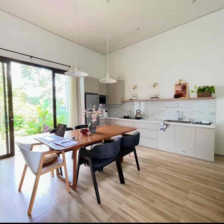 "Hmm, kenapa ya aku lebih suka dapur sekaligus ruang makan? Sebenarnya sederhana saja. Bagiku, rumah itu tentang kehangatan dan kebersamaan. Dengan menggabungkan kedua ruang ini, semuanya terasa lebih dekat. Saat aku sedang memasak, aku tetap bisa mengobrol dengan keluarga atau teman yang sedang duduk di meja makan. Tidak ada lagi sekat yang memisahkan. Aroma masakan juga langsung menyebar, menambah suasana akrab. Lebih dari itu, ruang yang terbuka seperti ini terasa lebih lega dan fungsional. Selesai memasak, makanan bisa langsung disajikan tanpa perlu bolak-balik. Lebih praktis, kan? Bagiku, dapur dan ruang makan yang menyatu bukan hanya soal desain, tapi juga tentang menciptakan momen dan kebersamaan yang lebih bermakna."

#KitchenSet #kKtchenSetMinimalis #WarnaCstRumah #Cat #DapurOpenSpace #RumahOpenspace #RumahTanpaSekat
