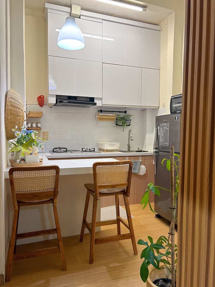 Salah satu trik biar dapur terkesan lebih lega, aku menggunakan cat dan kabinet kitchen set warna terang. 
Aku juga menerapkan layout letter U untuk memaksimalkan fungsi karena dapur ku hanya berukuran 2.4 x 2.4m ✨

#Cat #KeramikBevel #SPCLantai #KursiBarRotan #InspirasiDapurMungil #DapurCompact #CompactKitchen 