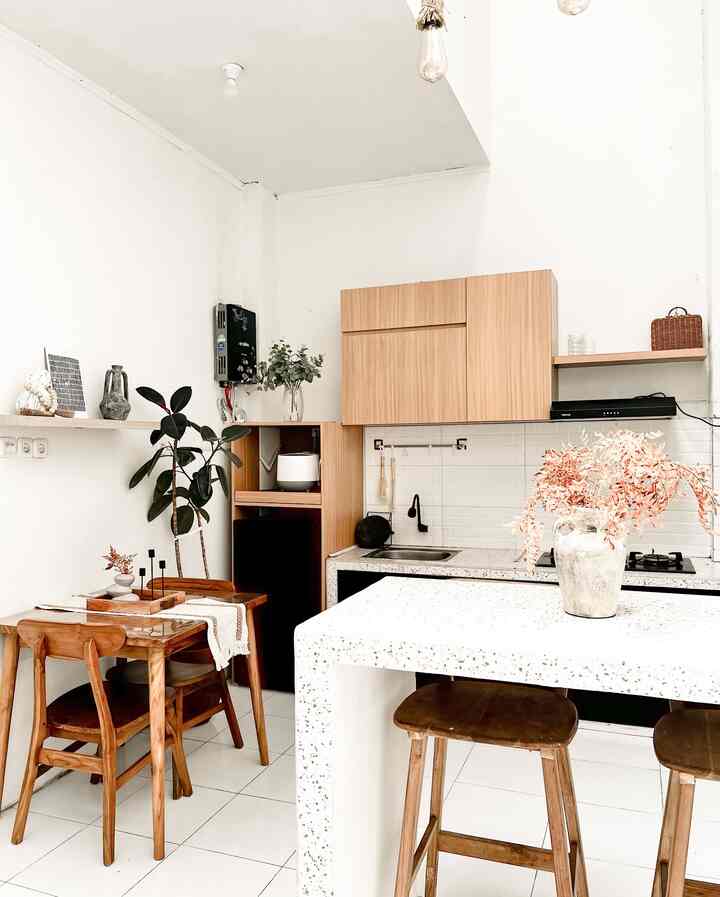 Seperti yg telihat dapur ini didominasi warna kayu dan putih , dan sedikit aksen warna hitam .Ruangan dapur yg minimalis di satuin dengan meja makan yg minimalis pula . Tanpa sekat agar terlihat serasa luas . 🥰
#kitchenset #kitchenbar #kitchensetminimalis #mejamakanjapandi #dapuropenspace #rumahopenspace #rumahtanpasekat #dapurminimalis #dapurtemajapandi 