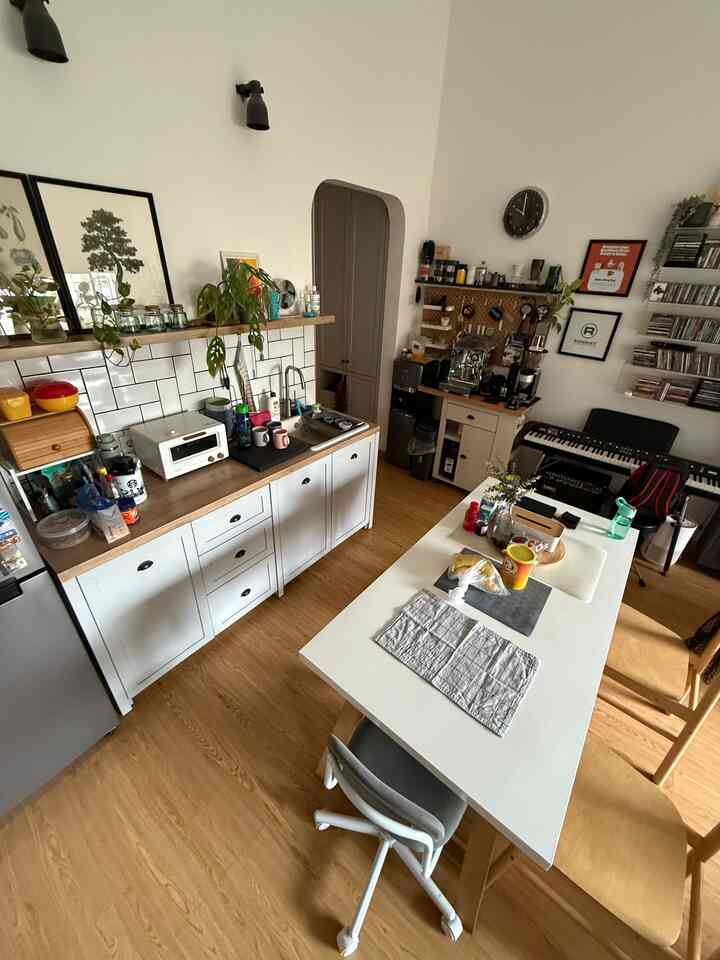 Pantry dan meja makan kami langsung ter-connect disatu area. Memilih konsep open space adalah pilihan tepat di area sempit sehingga lebih effisien dalam menata layout serta secara aktivitas lebih luwes
Kami hanya menempatkan 3 kursi makan sesuai jumlah anggota keluarga sehingga dapat kalian lihat satu sisi meja makan menjadi jalur sirkulasi dan aktivitas dipantry 
#dapuropenspace #rumahopenspace #rumahtanpasekat #lantaivinyl #catdinding #plafongypsum #mejamakankayu #kursikayu 