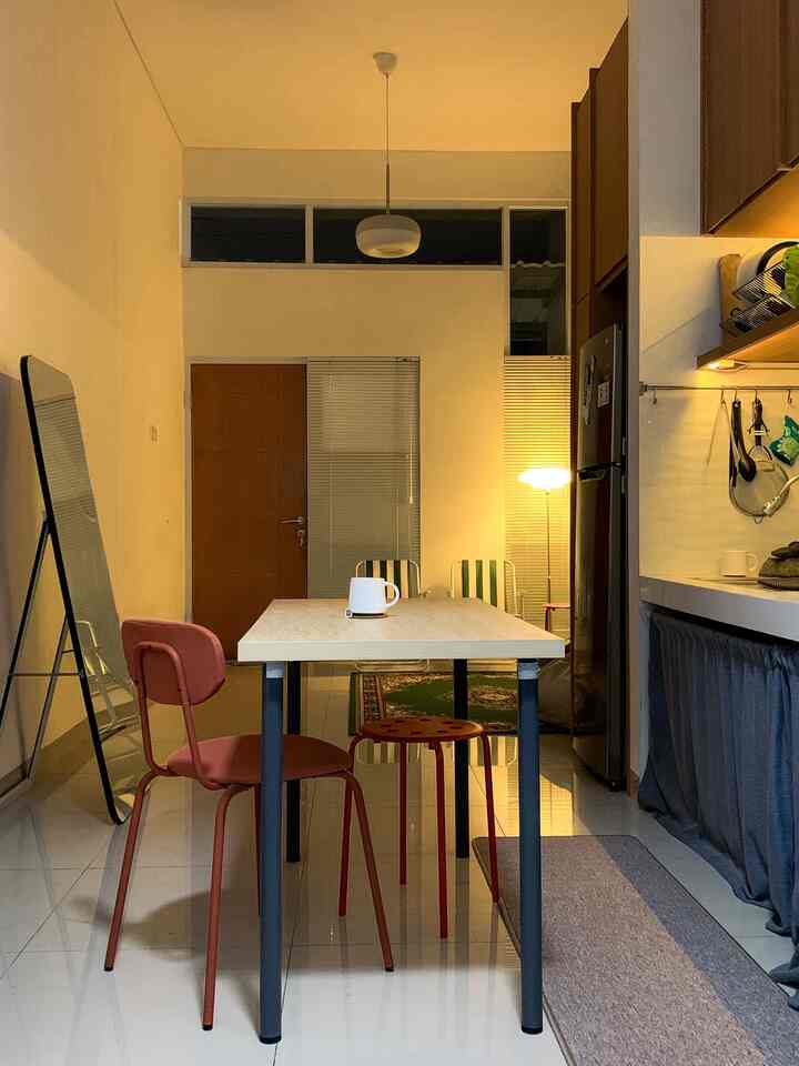 Di sinilah semua berkumpul: dapur, meja makan, tumpukan piring bersih, dan aroma masakan yang belum selesai 😄
⠀
Ruang ini kami buat terbuka, supaya obrolan dari dapur bisa nyambung sampai ke ruang makan, dan tawa dari meja makan bisa terdengar sampai ruang keluarga. Nggak ada sekat—karena memang hidup kami pun sedang belajar lebih terbuka.
⠀
Masih banyak sudut yang akan tumbuh, rak yang belum terpasang, dan lampu yang mungkin akan diganti🫤. Tapi untuk sekarang, ruang ini sudah cukup jadi tempat pulang yang hangat dan hidup.

#KitchenSet #HPL #MejaMakan #KursiMakan #HiddenLamp #GordenDapur #KesetDapur #DapurOpenSpace #RumahOpenSpace #RumahTanpaSekat