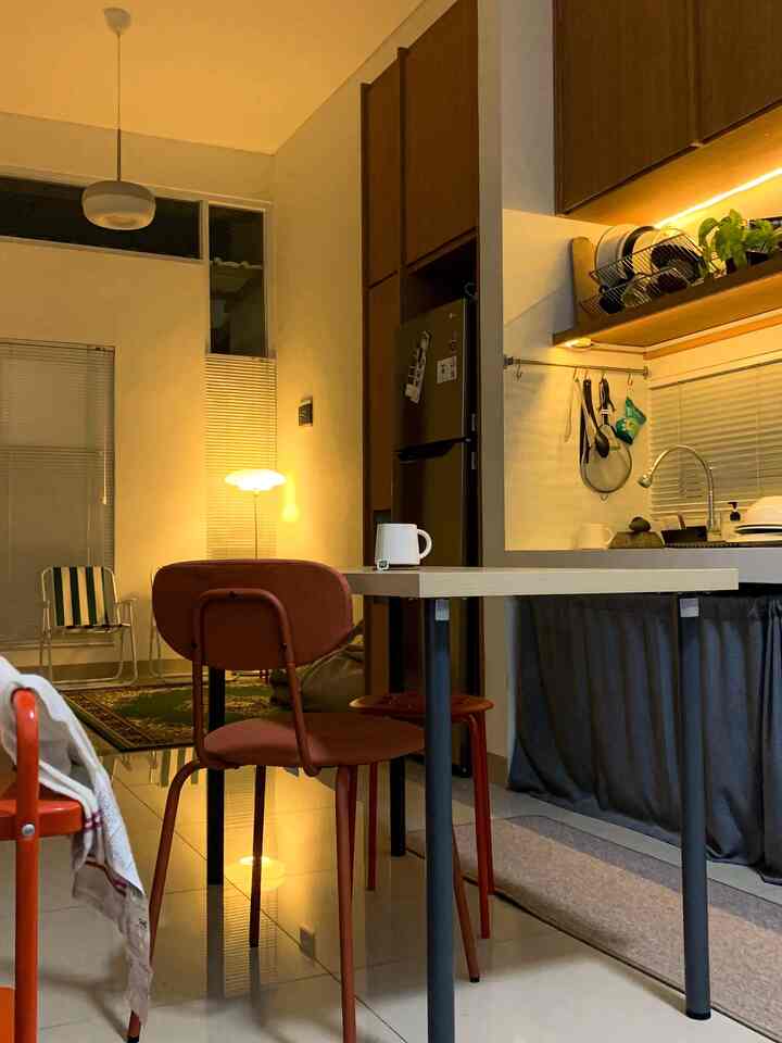 Ketika malam turun, rumah ini berubah nada.

Lampu-lampu menyala satu per satu, bukan untuk menerangi semuanya,
tapi untuk menyorot secukupnya—meja makan, pojok dapur, dan satu sudut baca di belakang.
⠀
Kami memang suka cahaya yang tenang.
Lampu gantung yang lembut, standing lamp yang hangat, dan lampu bawah kabinet yang cukup memberi arah.
Bukan terang benderang, tapi cukup membuat rumah terasa pulang.
⠀
Di malam hari, rumah ini jadi lebih pelan.
Dan kami pun ikut melambat—duduk lebih lama, ngobrol lebih dalam,
atau sekadar diam sambil menikmati siluet bayangan di dinding.

#StandingLamp #LampuLantai #HangingLamp #LampuGantung #LEDStrip #HiddenLamp #IndirectLamp #DirectLamp #WarmWhiteLamp #RekomendasiLampu #LampuRumah #NightVibe