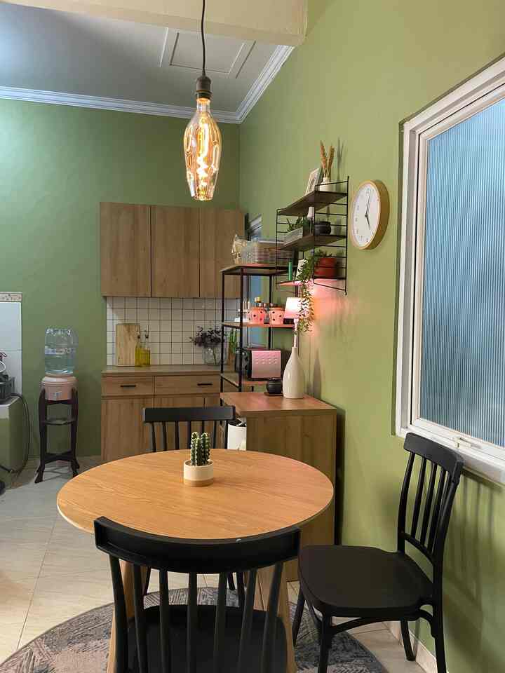 This open space kitchen dining is proof that even a small house can appear spacious and comfortable.

The open space concept is indeed a smart choice, not only does it make the room feel more spacious, but it also creates a more functional flow of activities. Starting from cooking, drinking coffee, to eating together, everything feels more unified and warm.

Every corner has a story, every detail has a role.

And I love how the light of this hanging lamp adds a cozy impression in the middle of a simple but homey room.

Do you prefer an open kitchen and dining area like this or separate them to make it more private?

#HomeDecor #KitchenIdeas #OpenSpaceConcept #DiningNook #RumahMinimalist #KitchenDiningStyle #DapurOpenSpace #RumahOpenSpace #RumahTanpaSekat