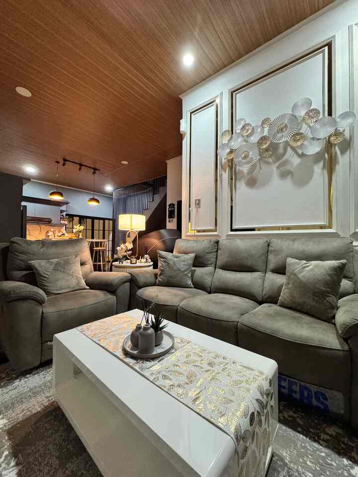 Pemilihan lampu juga salah satu hal yang penting loh tetangga online untuk menciptakan vibe cozy, warm, dan estetik dirumah kita apalagi kalau dimalam hari 
Berbagai macam jenis lampu hias bisa kita pilih sesuai dengan tema dirumah kita masing-masing misalnya lampu led downlight, lampu gantung, spotlight, ataupun table lamp
kira kira tetangga online suka lampu yang bagaimana nih dirumah nya, sharing yuks 🥰

#SofaMinimalis #LampuDownLight #LampuHias #LampuMeja #PlavonPVC #WallMoulding #CatDinding #RekomendasiLampu #LampuRumah #NightVibe 