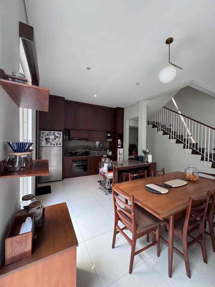 Meja makan dan dapur tanpa sekat, membuat rumah terasa lega dan lebih leluasa. Dan bukaan kaca yang besar sirkulasi udara yang baik bikin ruangan ga panas 😆

#diningroom #diningandkitchen #mejamakan #mejamakankayu #kitchenset #kitchenisland #inspirasidapurmungil #dapurcompact #compactkitchen