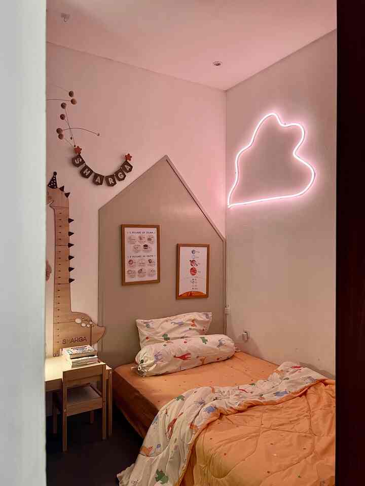 About Lamp ✨

Kamar anak yang baru aja aku make over on budget ini, rasanya ada yang kurang. Yes, kurang cheerful. Jadi aku inisiatif menambahkan lampu di dinding dan di meja belajar untuk mendukung aktivitas belajarnya.

Lampu neon flex fleksibel dibentuk sesuai keinginan, warna lampunya banyak bisa dipilih sesuai mood. 

Gimana menurut kalian, jadi lebih berwarna kan dibanding sebelum pake lampu ✨

#LampuKamar #LampuBelajar #SmartLamp #LEDlamp #KamarAnak #RekomendasiLampu #LampuRumah #NightVibe