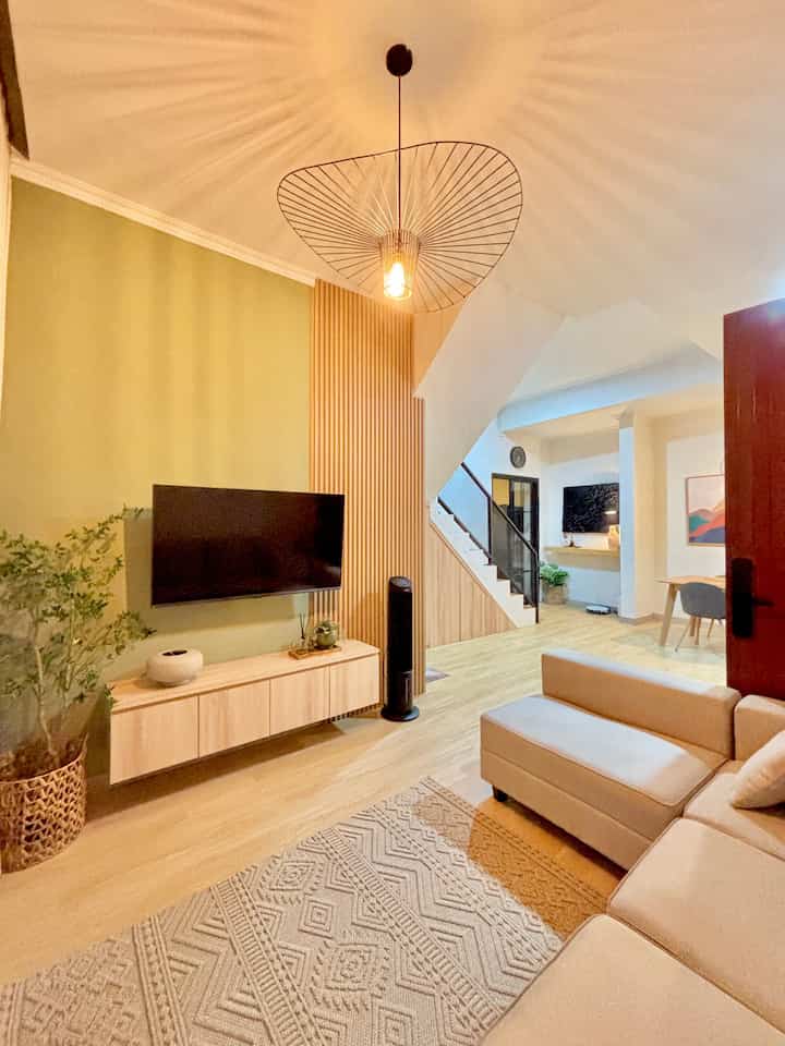 Waktu renovasi rumah kemarin, aku sering banget cari inspirasi di Pinterest. Dari situ aku baru sadar, ternyata lampu — dan bahkan warna cahayanya — punya peran besar dalam menciptakan suasana ruangan.

Aku pribadi jatuh cinta sama lampu warm white. Warnanya lembut, hangat, dan bikin ruangan terasa lebih cozy, nyaman, dan homey banget. Rasanya pulang ke rumah tuh bener-bener bikin tenang dan betah lama-lama. 🧸✨

Buat yang lagi cari cara simpel tapi impactful buat mengubah suasana rumah, coba deh ganti lampu ke warm white. Terkadang, perubahan kecil justru membawa dampak paling besar🌙

#lampugantung #kitchenset #warnacatrumah #rekomendasilampu #lampurumah #nightvibe