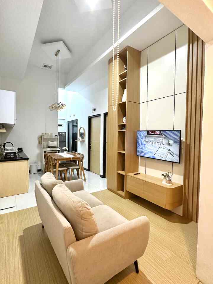 Di karenakan lahan terbatas, kita menggabungkan area dapur dan ruang makan yang bersebelahan dengan ruang keluarga.

Meja makan dengan warna senada dan ukuran minimalis menambah fungsi dan mempercantik dapur kami. 

#KitchenSet 
#MejaMakan
#BackdropTV
#KitchenSetMinimalis
#DapurOpenSpace
#RumahOpenSpace
#DapurTanpaSekat

