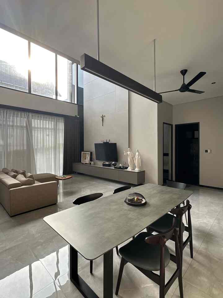 #HPLAica #Quadra #LantaiLivingRoom #LantaiDiningRoom #WarnaCatRumah #DapurOpenSpace #RumahOpenSpace #RumahTanpaSekat 

Hai tetangga, hari ini bolu mau bahas konsep open space dirumah bolu. Untuk membuat rumah terlihat lebih luas bolu menggabungkan area dapur bersih, dining & living room. Ditambah high ceiling diruangan living room dan tambahan kaca full untuk membuat ruangan semakin terkesan megah dan terlihat lebih luas. 