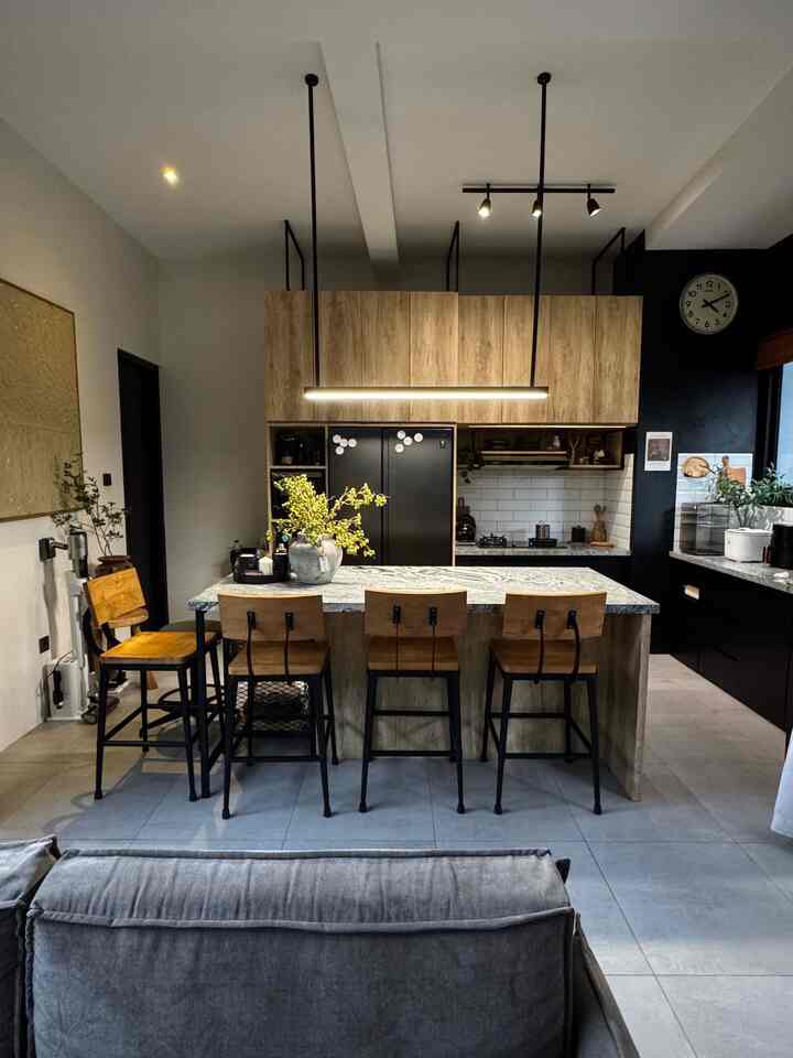 Open space dining & kitchen area disatukan agar lebih terasa hangat
Kami meniadakan meja makan dan gantinya kita makan di island table saja, karena apa, emang karena kekurangan lahan saja sih sebenarnya 

Semoga menginspirasi 

#bumitimi #openspace #kitchendining #kitchenset #dapuropenspace #rumahopenspace #rumahtanpasekat #rumahindustrial