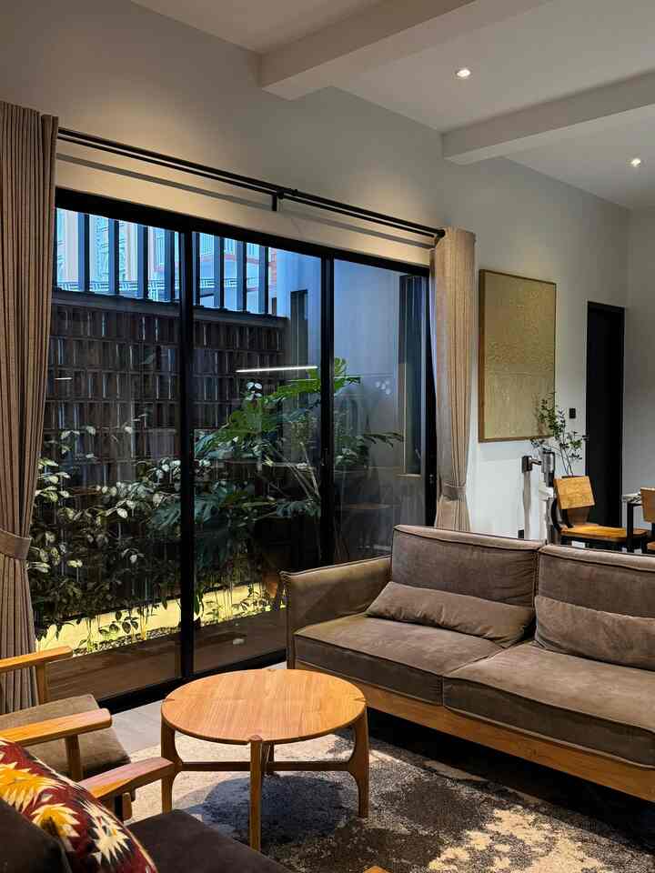 Beberapa jenis lampu yang dipakai di area living room dan area luar yang terlihat dari living room
Semua memakai lampu redup seperti warm white agak kuning, jadi kalo malem bener bener temaram sih

Semoga bermanfaat 

#bumitimi #plafonpvc #rekomendasilampu #lampurumah #nightvibe #lampuwarmwhite #rumahindustrial #lampuplafond 