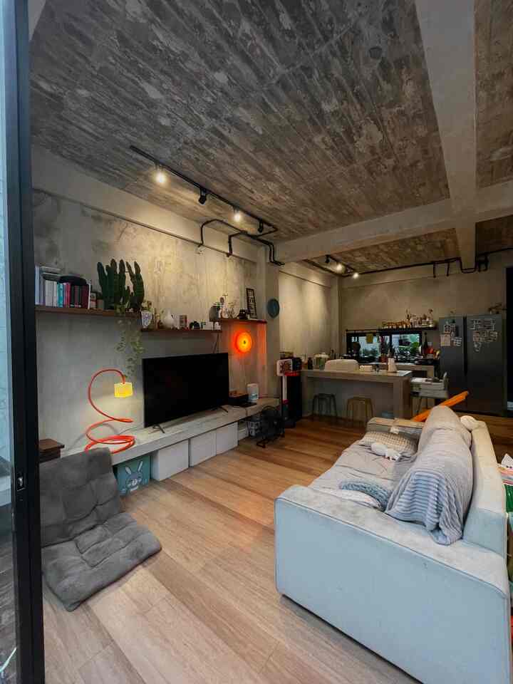 Peran lampu dirumah ini adalah bukan cuma untuk menerangi, tapi membentuk karakter.

Karena pada dasarnya, rumah ini tidak ada lampu utama. Semuanya lampu ambience.

#lampuambience
#rekomendasilampu
#lampurumah
#nightvibe
#rumahindustrial