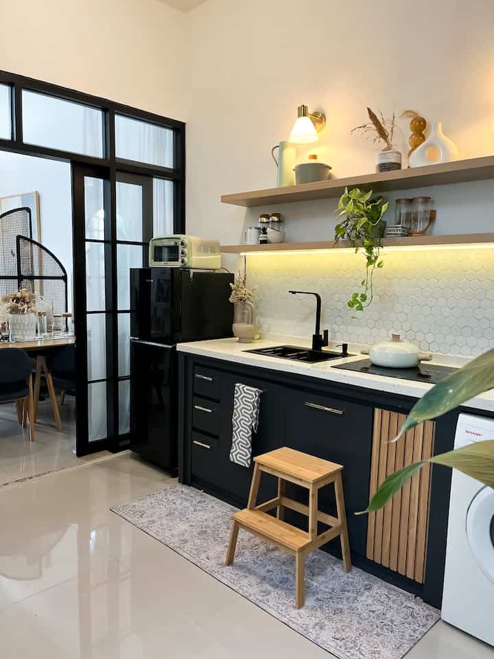 Ini dapur kami yang yang bersebelahan dengan dining area, aku memisahkan kedua area ini dengan slidingdoor kaca supaya tetep bisa terkesan lega dengan konsep open plan atau open space karena memang area rumah kami yang cukup terbatas. Semoga meninspirasi 🫶🏻🌿
#dapuropenspace #rumahopenspace #rumahtanpasekat #komporinduksi #sink #keransink 