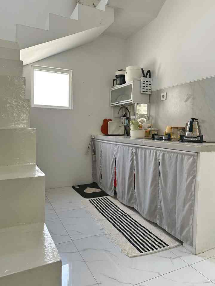 Dapur dibawah tangga ala Angka House 🤍
-
karena kita gak pengen dapur keliatan dari awal pertama buka pintu akhirnya diletakan di bawah tangga , sedangkan kulkas , mesin cuci juga di letakan di kolong tangga , agar nampak lebih simple dan sedikit luas 


#InspirasiDapurMungil #DapurCompact #CompactKitchen #Minimalist #Interior #LantaiDapur #DindingDapur #CatDinding #Backsplash 