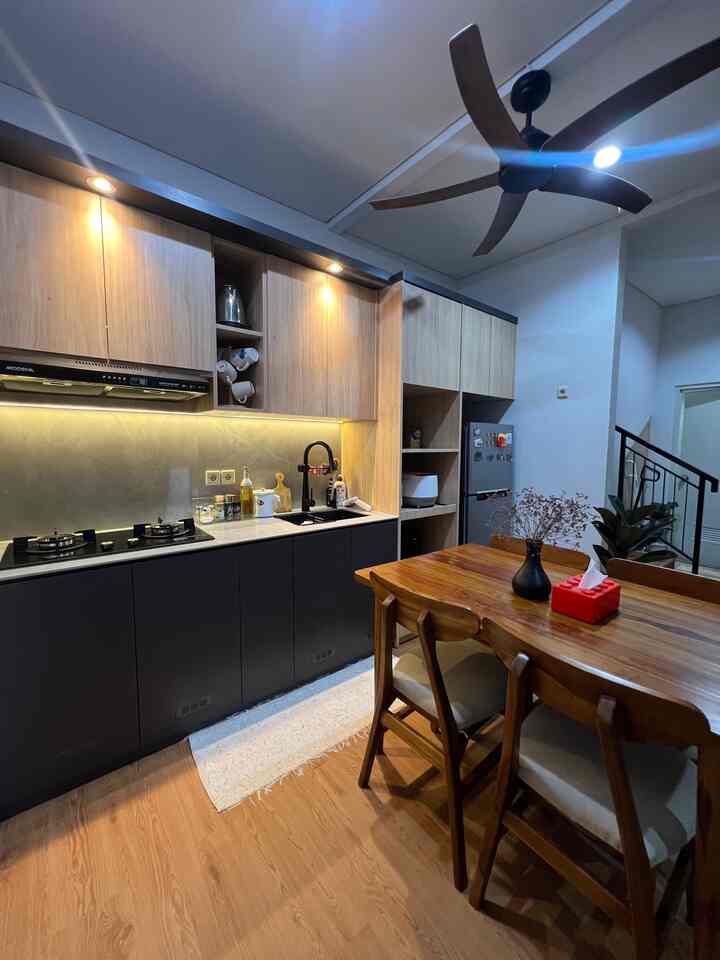 Dapur kitaaa segaris minimalis dan mungil, kita membuat konsep dapur se compact mungkin supaya tetap terlihat luas dan lega apalagi ditambah sekaligus untuk area dinning kita juga tp cukup untuk ber4￼, kita memaksimalkan area dapur dan area dinning sesimple mungkin supaya terlihat lebih clean dan rapi🥰✨

#InspirasiDapurMungil #DapurCompact #CompactKitchen #RumaTanjung #DapurSegaris #DapurMinimalis #StylingDapur #DapurImpian