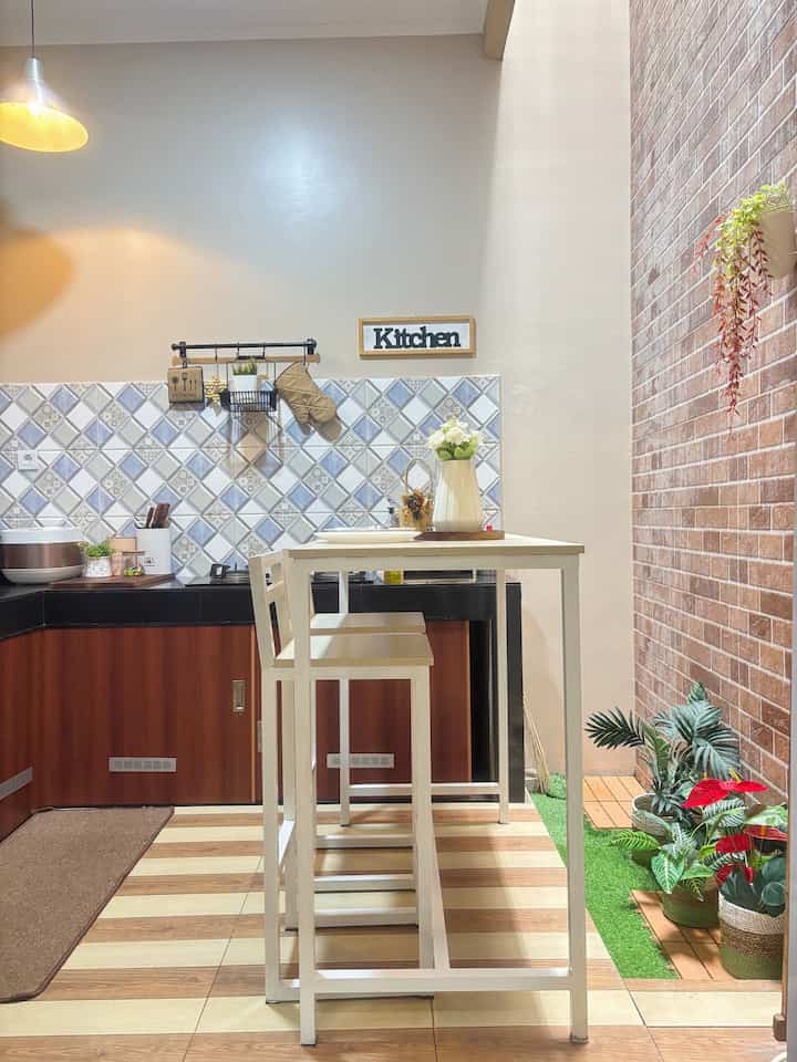 Open Space Vibes

Sebuah konsep dapur yang jadi pilihan untuk Rumah dengan luas yang tidak terlalu besar. 

Open space Dapur dan ruang makan menjadi sebuah alternatif agar rumah memiliki fungsinya dan terlihat lebih luas. 
Disertai dengan cahaya Sky Light menjadikan dapur ini Terang dan mendapat sirkulasi udara yang baik.

Konsep open space ini menjadi pilihan yang tepat agar rumah lebih terlihat nyaman dan terlihat lebih luas tanpa sekat dinding yang banyak🏡

#dapuropenspace #rumahopenspace #rumahtanpasekat #kitchen #kitchensetminimalis #warnacatrumah #pvc #kitchenset