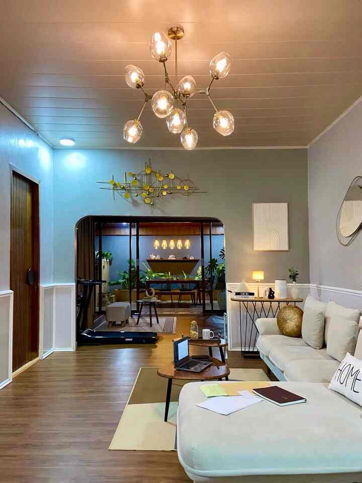 Welcome to my house yang mempesona dengan lampu gantungnya 😉. Yup! Itu dia, ketika kamu masuk ke living room aku akan kamu jumpai lampu gantung yang cantik dengan pesona warm white nya. Lurus dari living room pasti deh dari kejauhan juga terlihat 5 lampu gantung di area dining room. Nah beberapa langkah di sebelah kiri tergantung indah lampu di atas kitchen bar dan dibawahnya dipercantik dengan lampu LED  strip. Ga hanya itu dipojokan living room matamu pasti akan tertuju dengan pesonanya lampu meja yang juga menunjukkan kehangatan. Eh hampir lupa dech. Kamu pasti betah berlama-lama mandi di bathroom nya aku. Selain selalu bersih dan wangi, pesona lampu gantung dan LED strip nya bakal manjain matanya kamu. 
Gimana? Cozy bukaan? 
#SofaMinimalis #LampuGantung #Livingroom #kitchenSet #KitchenSetMinimalis #KitchenBar #Bathroom #KamarMandi #PlafonPvc #WarnaCatRumah #Cat #RekomendasiLampu #LampuRumah #NightVibe
