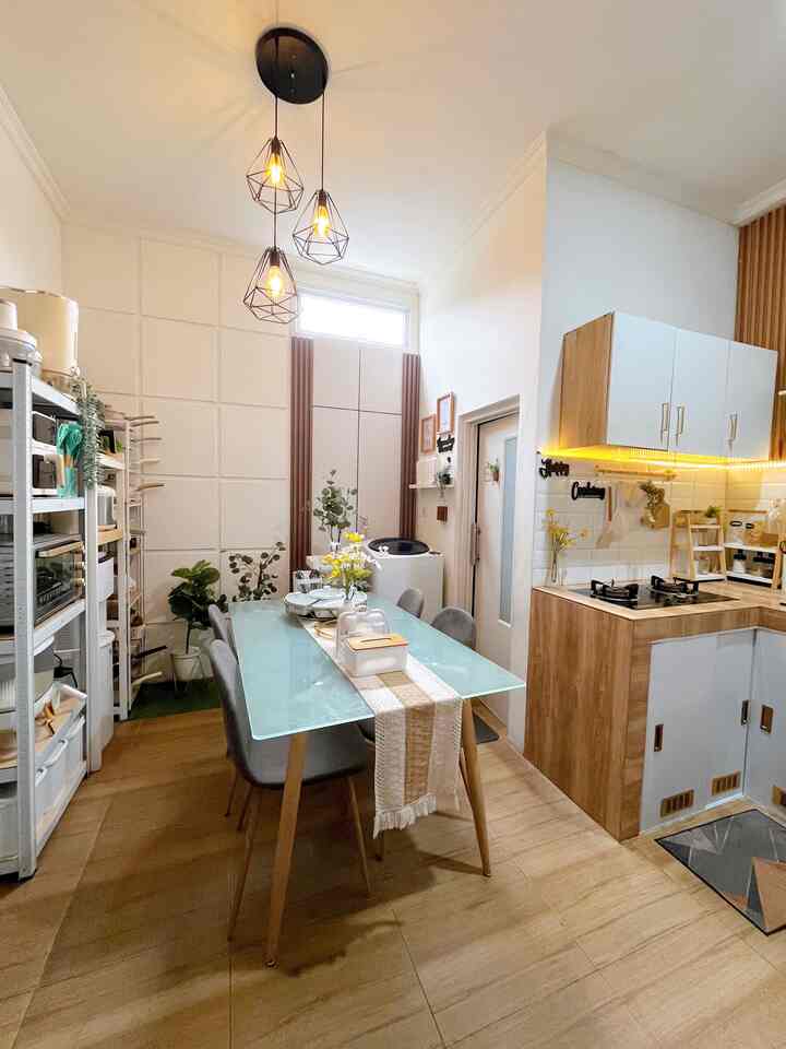 Dining dan Kitchen Compact ✨

Dapur dan ruang makan ini sangat compact, untuk dapur berukuran 2m x 1,5 meter dan ruang makan berukuran 2 m yang menyatu dengan area ruang cuci. Agar ruangan ini tetap fungsional kami menyimpan barang dan perabotan dapur menggunakan rak susun, kabunet dan ambalan agar terkesan rapi dan tetap estetik untuk di lihat.

Semoga menginspirasi 🤗

#InspirasiDapurMungil
#DapurCompact
#CompactKitchen
#RuangMakan
#RakPenyimpanan
#LantaiKeramik #Wallpanel