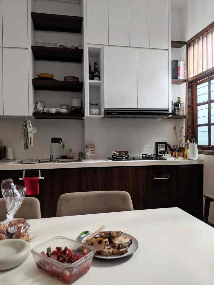 Dapur dan ruang makan yang jadi satu bikin hemat space dan ringkes kalau lagi bersih-bersih. Workflow dari proses memasak sampai ke meja juga satset👩‍🍳
#KitchenSet #DiningTable #DiningChair #BackSplash #MejaMakan
#DapurOpenSpace
#RumahOpenSpace
#RumahTanpaSekat