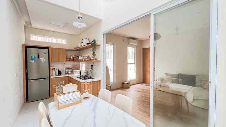 Tim dapur open space atau dapur compact? Bisa diakalin dua-duanya pakai sliding door kaca seperti ini.

Material kusen: aluminium putih
Kaca: tempered glass 5 mm
Ukuran: 1x2m, ada 3 bidang
Kaca mati pada bagian paling kiri
Pintu geser bisa dikunci
Merk: alexindo

Selain bisa bikin area open space dibuka tutup, sekalian untuk menjaga agar AC di ruangan keluarga tidak bocor ke dapur. Karena ceiling di ruang makan tinggi hingga ke skylight. Saat pintu ditutup, area dapur dan ruang makan menjadi compact dan aroma masakan tidak keluar ke ruang keluarga. Saat pintu geser dibuka, ruangan menjadi lega dan menyatu.

#kitchenset #kitchensetL #kitchensetminimalis #breadbox #gantunganmug #mugholder #kitchen #kitchenanddining #mejamakan #mejamakanninimalis #cat #lantaigranit #lampugantung #solidsurface #dapuropenspace #rumahopenspace #rumahtanpasekat