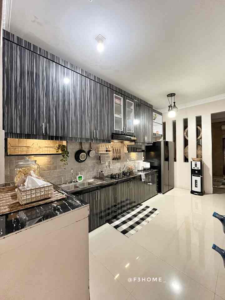 Dapur lorong ini berada diantara ruang tamu depan dan belakang.
Biar tetap stylist aku memakai kitchen set berwarna hitam agar tetap kelihatan bersih dan estetik

#kitchenset #kitchensetminimalis #plavonpvc #warnacatrumah #wallpaperdinding #wallpaperestetik #cat #inspirasidapurmungil #dapurcompact #compactkitchen 
