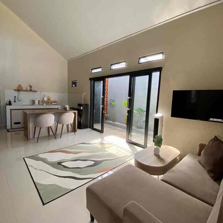 Saat membangun rumah ini, kami memilih untuk membuat dapur dan ruang makan jadi satu agar membuat kesan luas dan lega, kami menambahkan sliding door di bagian samping untuk pencahayaan alami, ruangan jadi estetik dan fungsional sebagai sirkulasi udara ketika sedang memasak. 
Siapa yang suka dengan konsep ini? 🥰 

#kitchenset # kitchensetminimalis #plavonpvc #warnacatrumah #wallpaperdinging #dapuropenspace #rumahopenspace #rumahtanpasekat
