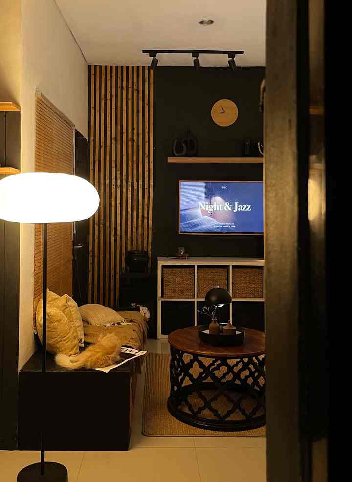 —— Evening glow, cozy flow 💡


Ruang tamu ini jadi favorit buat quality time karena pencahayaannya yang bikin hati adem. Standing lamp dengan cahaya lembut jadi sumber kehangatan visual, ditambah sentuhan manis dari lampu meja dan aroma dari candle warmer yang bikin ambience makin intimate dan relaxing.

Dipadu dengan dekor natural seperti rotan, kayu, dan warna earthy, semua terasa pas—hangat, tenang, tapi tetap stylish. Cocok buat me-time sambil dengerin Night & Jazz, atau sekadar selonjoran bareng anabul 😸🕯️🖤

Semoga menginspirasi 🥰🖤🤎


#BenchMinimalis #Candlewarmer #LampuSorot #StandingLamp #LampuMeja #CatDinding 
#RekomendasiLampu #LampuRumah #NightVibe
#Rumahmungil #ruangtamu #ruangtv #ruangkeluarga #livingroom #tvroom #smalllivingroom #smallhouse #lollahouse #zarraawwrr