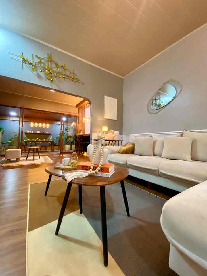 Welcome to my Open space kitchen and Dining yang memadukan Fungsionalitas dan Estitika, desain minimalis yang bikin suasana rumah makin asyik dan hangat. Masak, makan, ngobrol, bahkan koprol pun bisa dech hahaha. Kamu mau masak sambil nikmatin playlist kesayangan kamu plus ngopi or nge teh bisa banget di kitchen bar aku ini. Lagi ada moment rame-rame yuuk kita duduk di dining room aku yang lega dan fresh pake banget. Jangan lupa mampir ya 😉

#KitchenSet #KitchenSetMinimalis #PlafonPvc #WarnaCatRumah #Cat #KitchenBar #DapurModern #HomeCafe #LampuGantung #SofaMinimalis #MejaTamu #HiasanDinding #TextureArt #MejaConsole #KarpetMinimalis #CofferBarTable #VinylLantai #Bench #Stool #DapurOpenSpace #RumahOpenSpace #RumahTanpaSekat