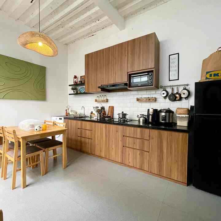 Punya dapur dan ruang makan yg nggak sempit itu impianku dari dulu. Apalagi kalau pas arisan dan banyak orang yg bantuin masak jadi lebih nyaman. Dari ruang tamu bisa langsung kelitan dapur, bagitu juga sebaliknya. #kitchenset #dapuropenspace #rumahopenscape #rumahtanpasekat #dapurminimalis #mejamakan 