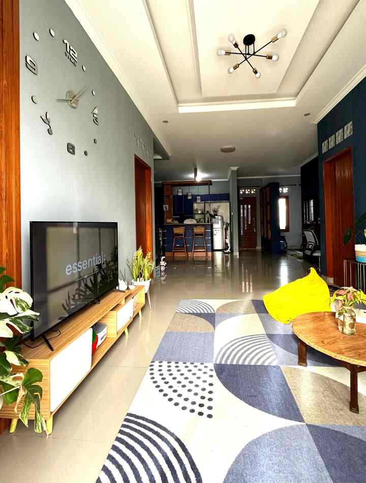 Rumah ini memiliki konsep open space karena ruang keluarga yang menyatu dengan dapur. 
Ini menjadi ruang favorit keluarga karena anak-anak bisa beain dengan leluasa dan membuat suasana rumah menjadi hangat. 


#DapurOpenSpace
#RumahOpenSpace
#OpenSpace
#RumahTanpaSekat
#Minibar
#RuangFavorit
#KitchenSet
#KitchenSetBiru
#LivingRoom
#RuangKeluarga
#DapurJapandiStyle