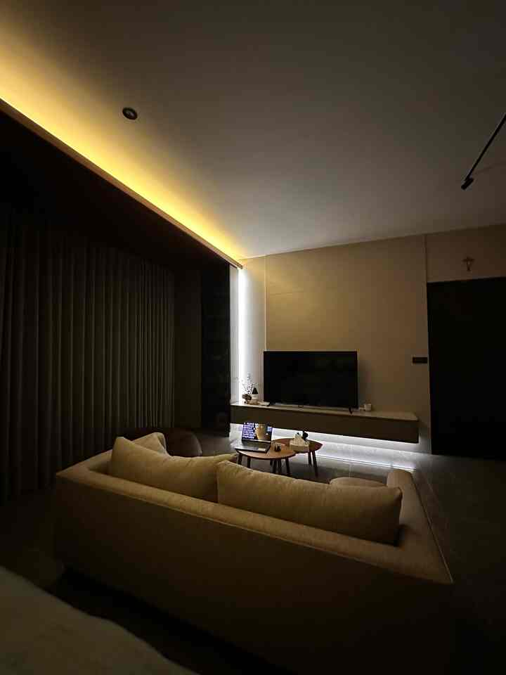 Area rumah Bolu di malam hari, hampir semua ruangan dengan lampu favorit bolu : indirect lamp

#Sofa3Seater #IndirectLamp #HPLAica #WarnaCatRumah #Bedroom #LivingRoom #Cat #RekomendasiLampu #LampuRumah #NightVibe