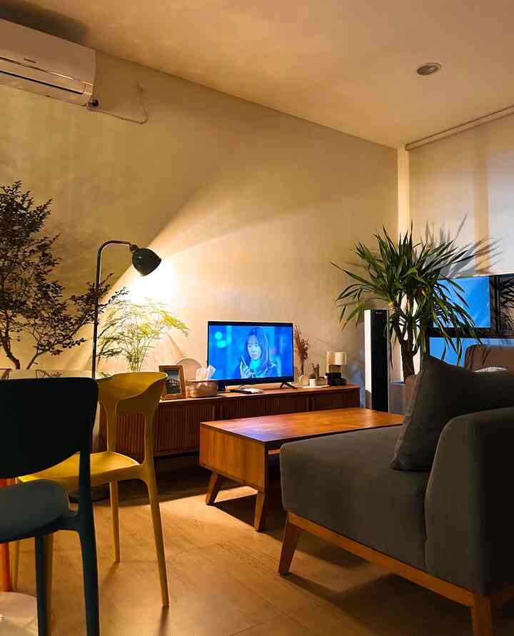 Cahaya lampu bagi kami tak hanya menerangi, tapi juga mendatangkan rasa. Rasa rumah yang hangat.. paduan cahaya temaram di berbagai ruangan di Roemah Qita, lampu unik dan warm light bikin suasana makin cozy dan magis deh.. 🥰🫶
#RekomendasiLampu #LampuRumah #NightVibe #roemahqita