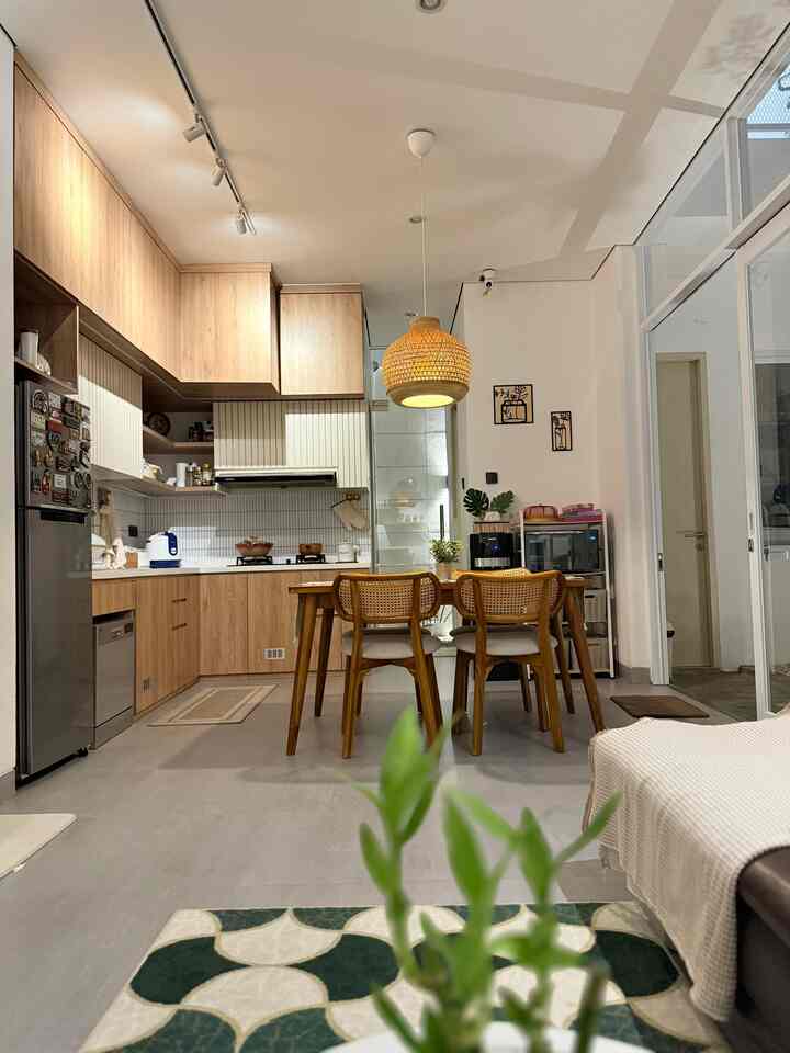 Ruang tanpa sekat membuat area dapur dan makan menyatu secara natural dengan area lainnya. Pemilihan material dan pencahayaan turut mendukung kesan hangat dan rapi di seluruh ruangan.

Tanpa pembatas, penataan jadi lebih fleksibel dan fungsional untuk berbagai aktivitas harian.

#DapurOpenSpace
#RumahOpenSpace
#RumahTanpaSekat
#KitchenSetMinimalis
#MejaMakanMinimalis
#LampuGantungRotan
#WallDecor
#LampuSorot
#Dishwasher
