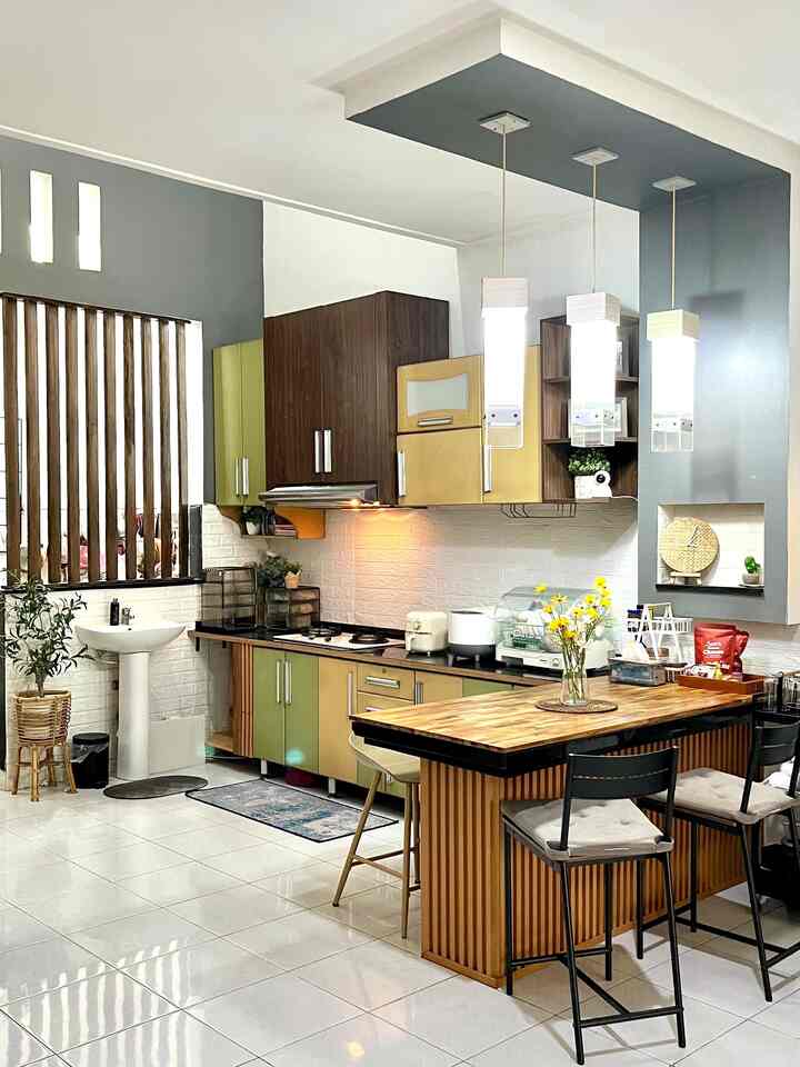 Dapur menyatu dengan meja makan? Kenapa nggak!

Desain ini bukan cuma bikin ruangan terlihat lebih luas, tapi juga menciptakan flow yang natural antara masak dan makan.

Manfaatnya:
	•	Lebih hemat ruang (cocok untuk rumah minimalis)
	•	Komunikasi keluarga lebih dekat
	•	Aktivitas dapur jadi efisien—langsung saji, langsung nikmati

Tips:
	1.	Gunakan meja bar atau island table sebagai pemisah fungsional
	2.	Pilih warna senada untuk menciptakan kesatuan visual
	3.	Tambahkan lighting gantung agar meja makan terlihat stand out

Desain simpel, tetap estetik, dan fungsional? Ini contohnya!

#KesetDapur #WallPanel #KursiMejaMakan #BungaArtificial #StickerWallfoam #WallpaperDinding #JamDinding #InspirasiDapurMungil
#DapurCompact
#CompactKitchen #InspirasiDapur
