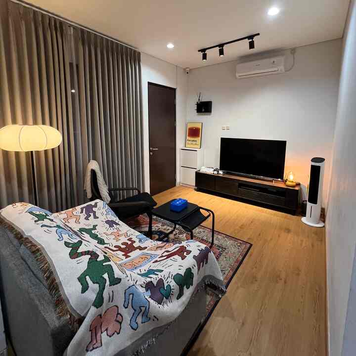 Terlepas dari pemilihan furniture dan decorations item dalam rumah ada hal lain yang lebih penting yaitu Lighting, kenapa Lighting?
Yups supaya pencahayaan diruangan kita bisa jadi makin cozy dan mood boster, disini juga kita pilih beberapa item untuk pencahayaan dirumah seperti standing lamp, rell lighting dan led strip

You can see? Ambiance light dirumah kita jadi terasa lebih warm dan cozy bukan?

Suasana dirumah kita menjelang malam jadi terasa lebih asikk karna kita perlunya bermain juga dalam pencahayaan🫰🏼✨

#LivingRoom #LampuAesthetic #NightVibe #LampuRumah #Lighting #LampuTidur #RekomendasiLampu