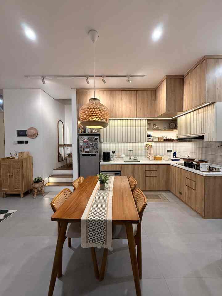 Permainan pencahayaan di malam hari bisa bikin suasana rumah jadi lebih tenang dan nyaman.
Lampu gantung di area makan memberi fokus visual sekaligus nuansa hangat, didukung strip LED di bawah kabinet dapur yang menyatu dengan area sekitarnya.

Di ruang tamu, lampu spotlight di plafon cukup untuk aktivitas santai tanpa terasa silau. Sedangkan di tangga, lampu tanam di sisi anak tangga bantu memberi arah sekaligus mempermanis tampilan.

#RekomendasiLampu
#LampuRumah
#NightVibe
#LampuGantungRotan
#LEDStrip
#LampuSorot
#LampuTangga
#LampuSpotlight