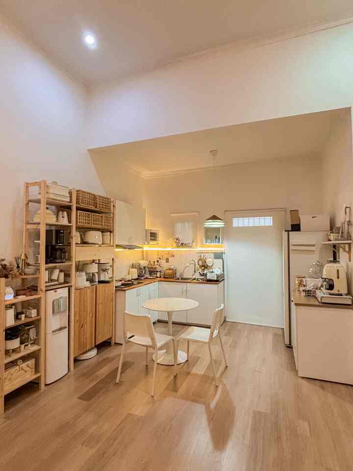 Kitchen-dining area yang jadi satu dengan living room. Salah satu best buy di dapur ini, meja makan bulat lucu ini. Selain bisa buat makan, tapi aku juga sering banget ngonten di sini. Karena kebetulan dekat banget dengan sliding door yang lebar jadi cahaya alami paling banyak di sini. #KitchenSetIKEA #MejaMakanBulat #DapurOpenSpace #RumahOpenSpace #RumahTanpaSekat