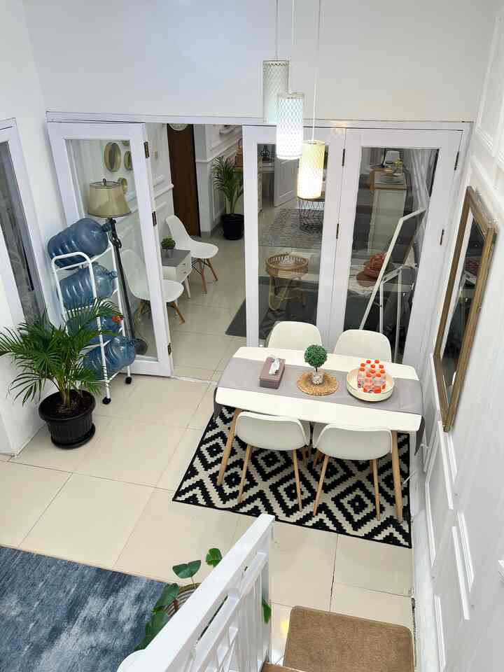 Area open space yaitu ruang makan yang menyatu dengan ruang tv dan dapur ini cukup luas. Sedangkan untuk area living roomnya kami sekat dengan pintu kaca yg bisa dibuka apabila ada acara sehingga jd ruangan yang open space juga. 
#DapurOpenSpace
#RumahOpenSpace
#RumahTanpaSekat
#KitchenSet
#WallpaperEstetik
#Hplkitchenset
#wallpaperDinding
#kitchensetjapandi
#kitchensetminimalis