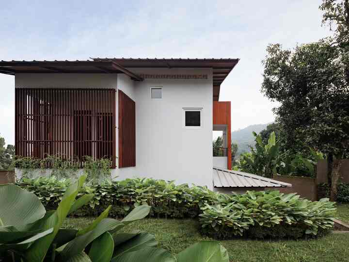 Tinggal di desa adalah impian banyak orang untuk masa pensiun mereka. Tapi bagi pasangan muda ini, impian itu terwujud lebih awal. Kami dipercaya untuk merancang rumah pertama mereka di sebuah desa di kaki bukit, di pinggiran Kota Bandung. Lahan rumah ini berada di tanah yang landai, dengan perbedaan ketinggian sekitar 5 meter dari pinggir jalan hingga batas belakang. Dari lokasi ini, terbuka pemandangan ke arah perbukitan di utara dan selatan, serta kebun di sisi timur.

Konsep utama rumah ini adalah kesederhanaan yang selaras dengan lingkungan sekitarnya, namun tetap punya daya tarik tersendiri. Lahan dibagi menjadi tiga zona: bagian atas sebagai area parkir, zona tengah untuk bangunan utama, dan bagian bawah dirancang untuk pengembangan di masa depan—saat ini digunakan sebagai kebun sekaligus daerah resapan air.
#rumahpedesaan #simplicty #Rumah 