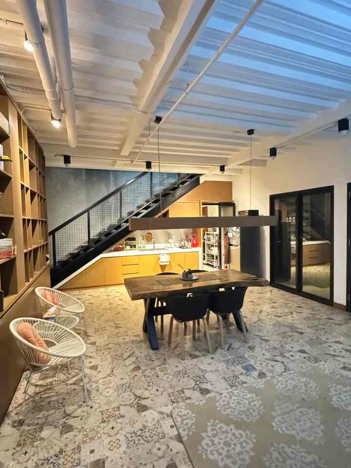 rumah terasa lebih lega dan terbuka, serta memudahkan komunikasi antara anggota keluarga saat memasak dan makan. 

Berikut beberapa poin penting terkait konsep dapur menyatu dengan ruang makan. 

Keuntungan:
☘️ Kesan luas dan terbuka: Penghapusan sekat membuat ruangan terasa lebih luas dan tidak sumpek. 
☘️ Hemat energi: Karena tidak ada sekat, panas dari dapur tidak akan terkurung, sehingga penggunaan AC atau kipas angin dapat lebih efisien. 
☘️ Sirkulasi udara lebih baik: Tidak ada sekat juga membantu sirkulasi udara lebih lancar, mengurangi bau masakan yang menyengat. 
☘️ Mudah berkomunikasi: Penempatan dapur dan ruang makan bersebelahan memudahkan anggota keluarga untuk berkomunikasi saat memasak dan makan bersama. 
☘️ Desain fleksibel: Dapur dan ruang makan yang menyatu memungkinkan desain yang lebih fleksibel dan sesuai dengan kebutuhan. 
☘️ Aktivitas sosial: Dapur yang menyatu dengan ruang makan bisa menjadi tempat berkumpul dan bersosialisasi dengan tamu atau keluarga. 

#DapurOpenSpace
#RumahOpenSpace
#RumahTanpaSekat
#KitchenSetSederhana
#DapurBersih
#MejaMakanKayu
#MejaMakanNatural
#LantaiGranit