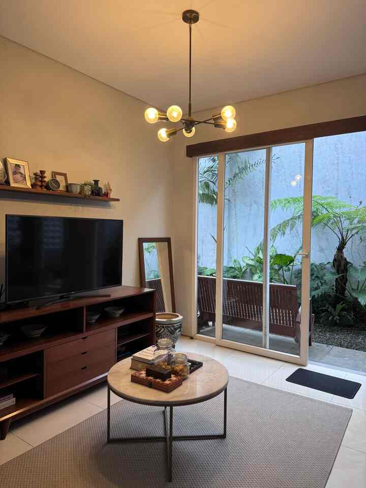 Lampu lampu di rumah kami semuanya warm light karena kita suka suasana yang temaram, bikin suasana rumah terasa lebih hangat 😊

#lampugantung #pajangan #karpetpolos #mejabulat #pajangantangan #rekomendasilampu #lampurumah #nightvibe

