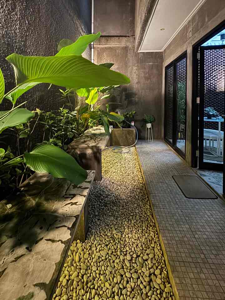 Suasana night vibes di rumah kami...
Karena terinspirasi dari cafe-cafe dengan lighting warm white, beginilah hasilnya hehehe 
Namun, siapa sangka penggunaan lampu hias rupanya dapat memengaruhi tampilan dan suasana ruangan yang kita tempati.

#RekomendasiLampu
#LampuRumah
#NightVibe
#SuasanaRumah
#InspirasiLampu
#RumahCafe
#TamanIndoor
#LampuTaman