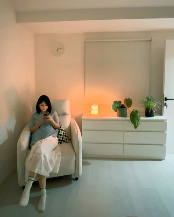 Cung yang ga suka lampu putih di rumah? Aku selalu prefer warm light sih, karena lebih hangat dan bikin mood tenang. Plus lagi, kalau selfie jadi lebih bagus ke kulit hehe ANYWAY, soal lampu darurat aku kasih reco nih: Mobile Portable Light yang bisa dibawa kemana2 tanpa harus dicolok. Minimal ada 1 di rumah biar kalau mati lampu ga perlu pakai lilin/senter, tapi pastiin batre selalu penuh ya. #RumahSeupil 

#RekomendasiLampu #LampuRumah #NightVibe #KamarTidur #LampuPortable