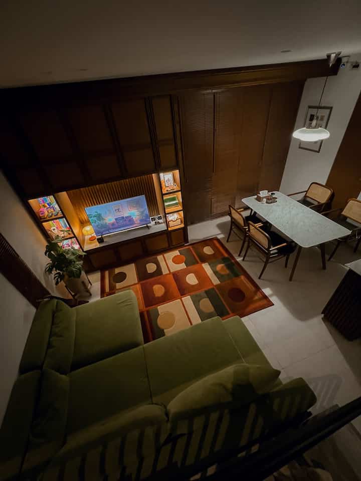 Kalau ditanya bagian rumah yang paling bikin betah saat malam hari selain di kamar tidur, jawabannya pasti: living room & home office kami!

Di ruang TV, semua lighting dibuild bareng kabinet dari awal pakai lampu LED warm white yang nyatu sama desain interior. Ditambah beberapa lampu dekor bergaya mid-century untuk bikin ambience makin hangat dan homey — cocok banget buat nonton, ngobrol santai, atau kerja ringan.

Kami sengaja pilih warna warm white kekuningan supaya senada dengan unsur kayu yang dominan di rumah. Hasilnya? Hangat, nyaman, dan tetap estetik.

Sementara di area dining room, kami pasang lampu gantung dengan bohlam natural white supaya makanan tetap terlihat segar dan menggugah selera.

Bergeser ke home office, suasana sengaja dibuat beda. Di sini kami pakai lebih banyak lampu dekoratif, biar suasana kerja lebih fun dan penuh karakter. Karena kerja dari rumah nggak harus kaku, kan?

Lighting kecil tapi efeknya besar banget untuk mood dan fungsi rumah. Yuk coba eksplorasi lighting di rumahmu juga! #LampuGantung #LampuMidCentury #LampuDekor #AmbientLight #DekorasiRumah #LivingRoomMidCentury #HomeOfficeIdeas #InteriorKayu #LEDWarmWhite #LampuRumah #NightVibe #RekomendasiLampu 