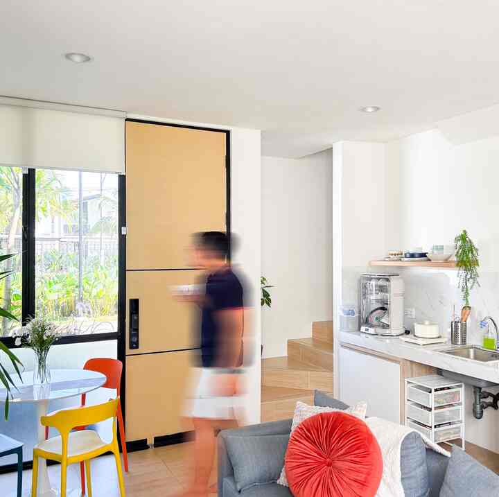 Dapur open space ini jadi tempat favorit di rumah. Kadang cuma buat ngopi santai, atau ngobrol seru sambil masak. Gak ada batasan, semua jadi nyambung, dari yang masak sampai yang lagi duduk santai di ruang tamu. Bahkan, pas lagi gak masak, dapur tetap jadi tempat paling asyik buat nongkrong. Dapur ini nggak cuma soal makanan, tapi juga soal cerita-cerita seru yang muncul tanpa direncanakan. Intinya, dapur ini jadi tempat yang bikin rumah terasa lebih hidup.

#InspirasiDapurMungil #DapurCompact #CompactKitchen #KitchenSetMinimalis #WarnaCatRumah #KitchenSet #roemahqita